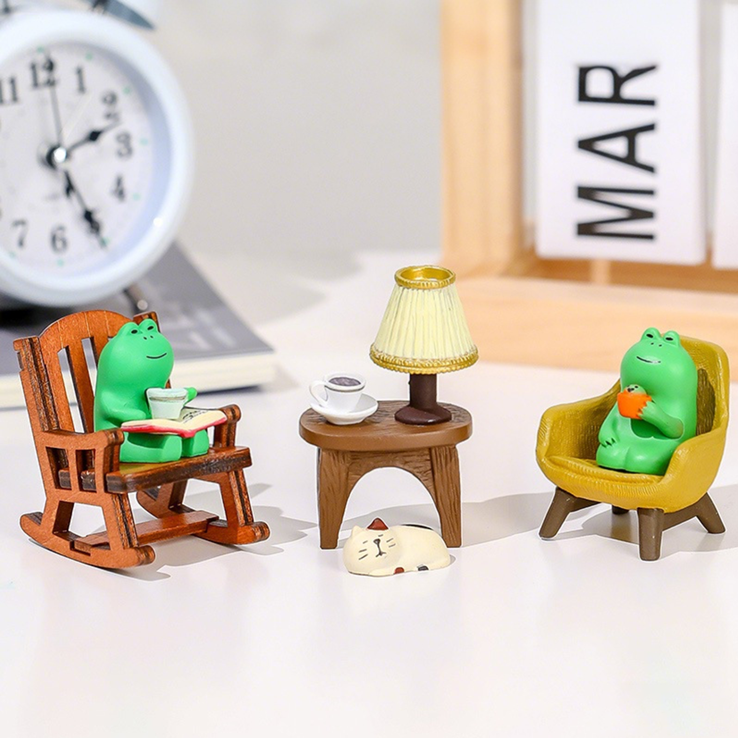 Kamiuzzly Cute Frog Desk Decor - Stress Relief Office Decor, Cartoon Figurine Gift