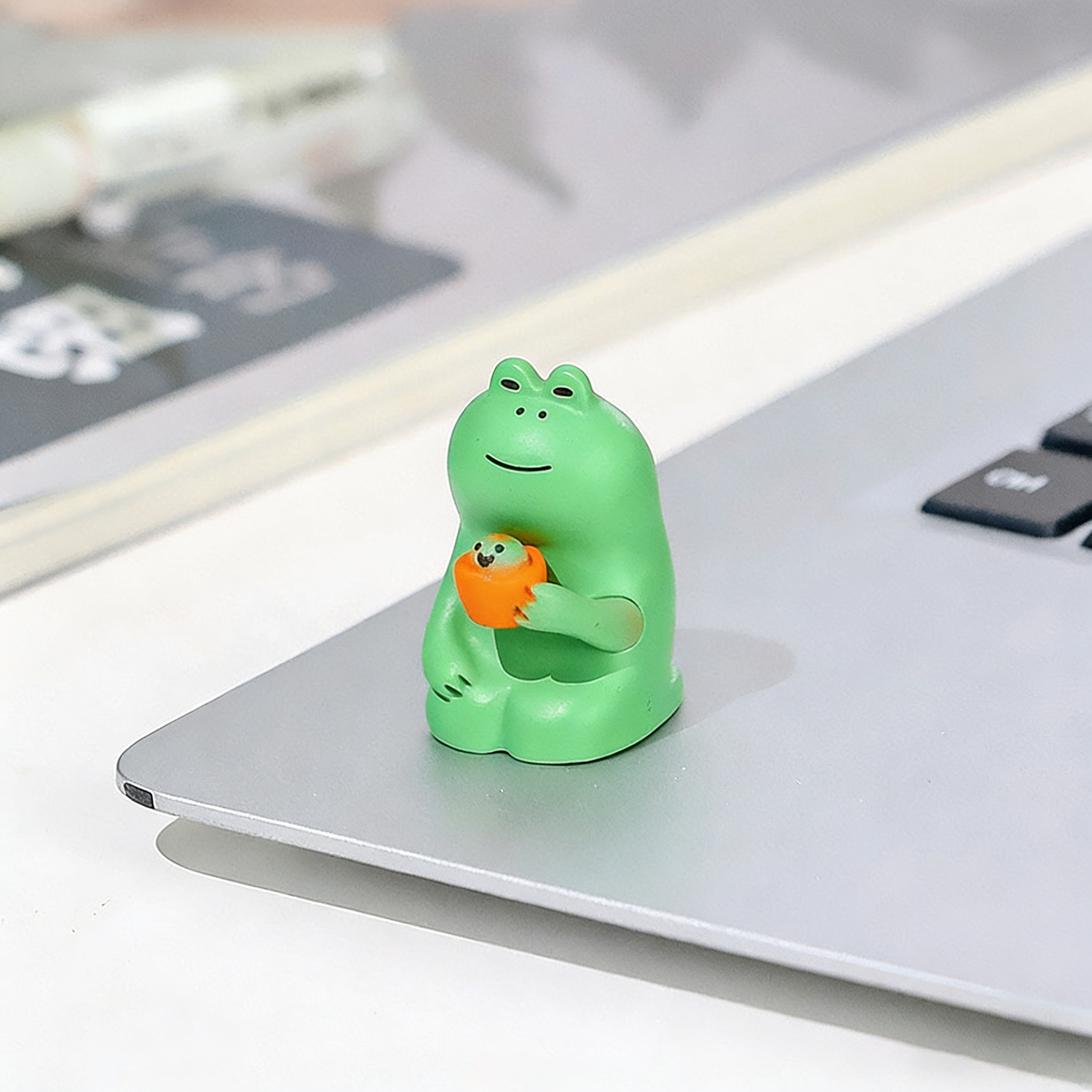 Kamiuzzly Cute Frog Desk Decor - Stress Relief Office Decor, Cartoon Figurine Gift