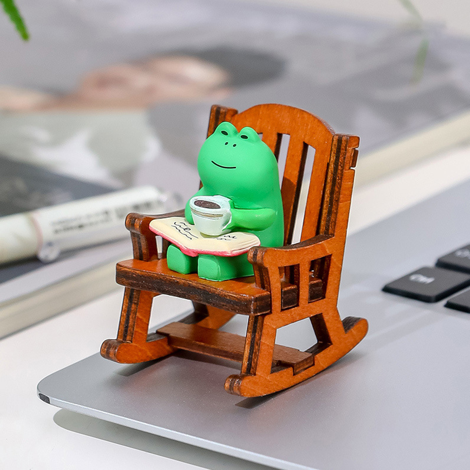 Kamiuzzly Cute Frog Desk Decor - Stress Relief Office Decor, Cartoon Figurine Gift